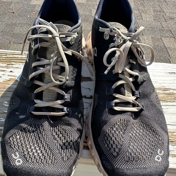 On cloud running shoes - Picture 6 of 8